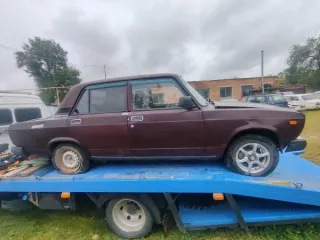 ВАЗ 21074 LADA 2107 2007 года выпуска, темно-вишневый седан. VIN XTA21074072578174, регистрационный знак Н039УА26. Объем двигателя 1568 см³, мощность 54.500/74.1 кВт/л.с., экологический класс 2. Имеются ограничения: запреты на регистрационные действия. Ключи и документы отсутствуют. На всех стеклах…