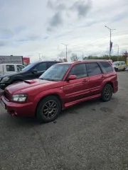 Subaru Forester 2002 года, 220 л.с., пробег 258322 км, полный привод, АКПП. Кузов SG5002107. Недостатки: автомобиль участвовал в ДТП, повреждены правая передняя фара, передний бампер, планка под передней правой фарой, решетка радиатора, возможны скрытые повреждения.
