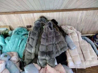 Куртки осенние, дубленки, плащевки в количестве 181 шт.