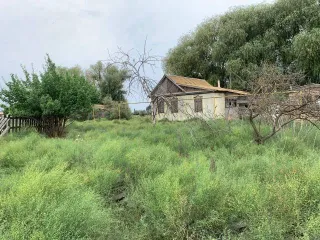 Земельный участок 300 кв.м. Астраханская область, кадастровый номер 30:02:020401:89, ВРИ – для ведения личного подсобного хозяйства, расположен по адресу: Астраханская область, Володарский район, с. Кошеванка, ул. Береговая, 40.