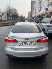 Kia Cerato 2015 года выпуска, VIN: XWEFX411BF0008409, автомобиль в хорошем техническом состоянии, двигатель работает без нареканий. Коробка АКПП требует внимания, пинки при переключении передач. Лакокрасочное покрытие требует внимания, сколы, царапины. Ходовая часть также требует внимания.