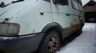 ГАЗ 2705, 2002. Автомобиль ГАЗ, модель: 2705, год изготовления: 2002 г.в., VIN: ХТН27050020242987, г.р.з. Т647УЕ47, вид собственности – совместная с супругом Арефьевым А.А. Автомобиль в неудовлетворительном состоянии, не находу, имеет сквозную коррозию металла по всему кузову, некомплектен…