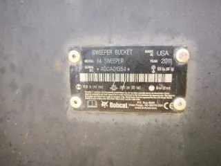 Мини-погрузчик Bobcat S850 заводской номер ACSL11164 Навесное оборудование щетка с бункером Sweeper Bucket 84 серийный номер А00А01354 снегоуборочный отвал V-Blade 84 серийный номер 084001021 угловая метла Angle Broom 84 серийный номер 231416282