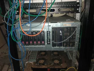 Сервер (3 поз.), 
Сервер DL180G6 (2 поз.), 
Сервер HP ProLiant ML350, 
Пплатежный терминал «Стандарт» АПП-1, 
Коммутатор J8151A, 
Маршрутизатор, 
Жесткие диски очищены от информации, 
г. Пермь