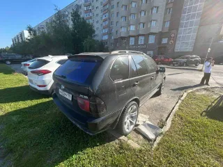 BMW X5 2006 года, черный, 231 л.с., пробег 380000 км, полный привод, АКПП, VIN: 5UXFA13536LY27842. Требуется ремонт КПП и двигателя, отсутствует передний бампер, черный выхлоп, автомобиль не на ходу.