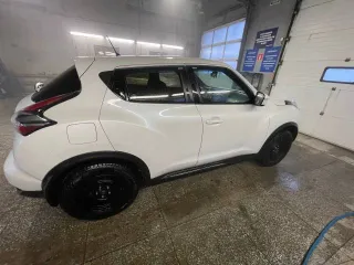 Nissan Juke 2017 года, 117 л.с., пробег 226271 км, АКПП. Цвет белый, VIN SJNFBAF15U7393153. Модель двигателя HR16, бензиновый, объем 1.6 л (1598 куб. см), экологический класс 5. Автомобиль в нормальном состоянии, был в ремонте после аварии, могут быть скрытые дефекты с учетом эксплуатации.