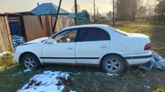 Toyota Corona 1994 года, 115 л.с., пробег 300000 км, АКПП. ГРЗ Р765ТУ42, VIN отсутствует, номер кузова AT1900129929, цвет белый. Поврежден кузов, аккумулятор, генератор, кассета радиатора. Состояние двигателя и КПП неизвестно. Пластиковые элементы в салоне скрипят, некоторые имеют повреждения…