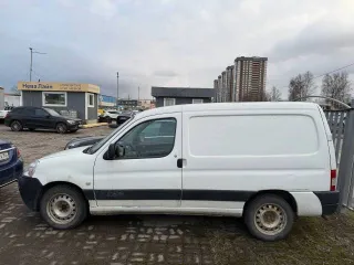 Citroen Berlingo 2010 года, 109 лс, пробег 114664 км. VIN: VF7GANFUCAX512776. Грузовой фургон, категория B. Двигатель: бензиновый, модель NFU10FX7UPSA 3447064, объем 1587 см³, экологический класс 4. Мощность 109 л.с (80 кВт). Кузов белый. Максимальная масса 2110 кг, масса без нагрузки 1191 кг.