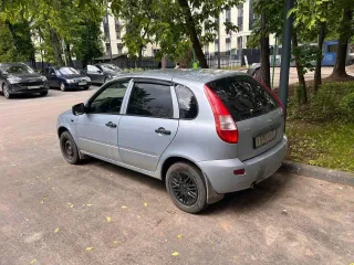 Lada Kalina, 2012 года, 81 лс, 125730 км, ВАЗ 111930 LADA KALINA, год выпуска: 2012, ГРЗ: У596УХ77, VIN: ХТА111930С0228807. Машина в удовлетворительном состоянии. На ходу. На двигателе подтеки моторного масла. Все детали кузова (крылья, двери, пороги, капот, багажник и дно автомобиля) в мелких…