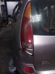 Nissan Tino 1999 года, 120 лс, 500000 км, АКПП. Автомобиль «Ниссан Тино» 1999 г.в., рег. №М779ВА142, № кузова V10002906, цвет: серый, VIN отсутствует. Номера не проверялись. Комплектность не проверялась. Пробег неизвестен. Сведения о коробке передач не предоставлены.