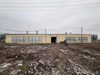 Имущественный комплекс в Татарстане: здание цеха забоя 1072 кв.м, контора 589.3 кв.м, гараж 294.6 кв.м, склад минеральных удобрений 1186.2 кв.м, арочный склад 657 кв.м, зернохранилища 620.4 кв.м и 625.5 кв.м, пункт технического обслуживания 388.7 кв.м, фуражный склад 1124.7 кв.м, зерносклады 629.2…