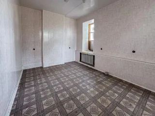 Имущественный комплекс общей площадью 1591.4 кв.м в Липецкой области, включающий земельный участок площадью 5 583 кв.м (кадастровый номер: 48:11:0470166:12), два здания и два сооружения по адресу: Россия, Липецкая область, Лебедянский район, г. Лебедянь, ул. Ленина, дом 50. Объект 1: Нежилое здание…