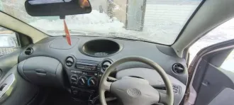 Toyota Vitz, 2001 года, 70 лс, 299999 км, АКПП, автомобиль на ходу, хорошее техническое состояние, ДВС контракт, масло не расходует. По лкп внимания требуют пороги, лобовое стекло с трещиной, салон чистый.