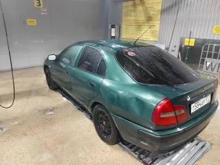 Mitsubishi Carisma 1999 года, VIN: XMCLNDA1AYF008099. В хорошем состоянии, мотор работает нормально, по ходовой все хорошо. Не работает кондиционер, нужно залить фреон. Резина зимняя, один сезон отъездила, на штампах. По кузову имеются царапины, ржавчина и вмятины.