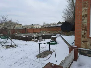 Жилой дом, общей площадью 250,5 кв. м., в том числе жилой площадью 117,4 кв.м., этажность: 2, подземная этажность:1, кадастровый номер: 61:43:0020103:587, расположенный по адресу: Ростовская область, Шолоховский р н, ст ца Вешенская, ул. Лесная, д. 51, с объектами вспомогательного назначения …