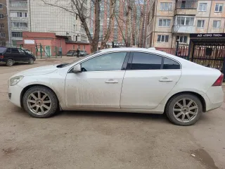 Volvo S60 2013 года выпуска, VIN: YV1FS42H0D2213026. В залоге у ПАО "Совкомбанк".