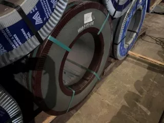 Рулон листового металла, толщина 0,3 мм, цвет RAL3005, вес 5190 кг.