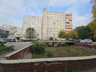 Комната 12 кв. м, Челябинск, ул. 50-летия ВЛКСМ, д. 8А. Жилое помещение (комната) - 12 кв. м, адрес: Челябинская обл., г. Челябинск, ул. 50-летия ВЛКСМ, д. 8А, кв. 2, комната 1/2, кадастровый номер 74:36:0113003:3130, этаж/этажность: 1/9, ограничения и обременения: зарегистрированные в жилом…
