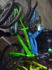 Велосипед салатового цвета Sport, реестровый номер 510496. Велосипед Topgear сине-бело-черный с полосами, реестровый номер 510513. Велосипед Topgear синий с белыми надписями, реестровый номер 510668. Велосипед Larsen черный с желтым, реестровый номер 511577. Велосипед Kids series желтого цвета…