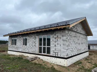 Дом 89.6 м², участок 1096 м², Пермский край, муниципальный округ Пермский, деревня Валевая, ул. Шереметьевская, зу 19а. Земельный участок 1096 м², кадастровый номер 59:32:3250001:2522. Дом 89.6 м², кадастровый номер 59:32:3250001:25629. Имущество находится в залоге у Сбербанка России.