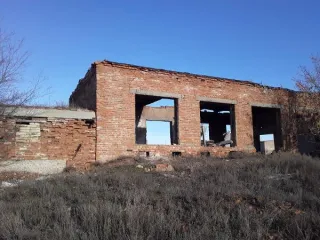 Земельный участок 9.9 га и 17 объектов, Оренбургская область. Земельный участок площадью 99359 кв.м., кадастровый номер 56:03:0803001:100. Тринадцать зданий с кадастровыми номерами: 56:03:0803001:130, 56:03:0803001:168, 56:03:0803001:125, 56:03:0803001:129, 56:03:0803001:126, 56:03:0803001:131…