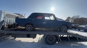 ВАЗ 21074 2005 года, госномер М953КТ761, VIN XTA21074052091915. Автомобиль имеет следы эксплуатации такие как потертости лакокрасочного покрытия на кузове автомобиля, имеются загрязнения подкапотного пространства и салона автомобиля. Возможны скрытые дефекты. Проверку истории автомобиля через…