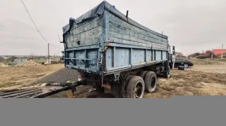 Грузовой самосвал КАМАЗ 55102, 1992 г.в., г/н У997ТС161, VIN XTC0605320N1035000, синего цвета, в рабочем состоянии, по корпусу автомобиля имеются царапины, сколы, присутствует коррозия, пробег 57934 км. Адрес (местоположение): Ростовская область, с. Покровское, ул. Шевченко, д. 21. Пробег: 27934…
