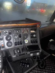 Scania 113 1992 года. Грузовой седельный тягач. На ходу или нет — неизвестно. Дефекты ЛКП, ржавчина, течь воды в салон, масляное запотевание в районе гидроцилиндра подъема кабины. Более подробное техническое состояние выясняйте самостоятельно в ходе осмотра.