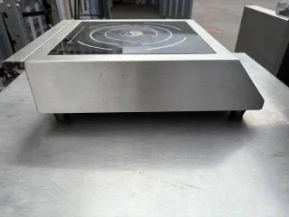 Индукционная плита Indokor IN3500S. Является бывшим в употреблении имуществом, могут иметься скрытые недостатки.