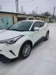 1/2 доли автомобиля Toyota C-HR Hybrid, 2017 года выпуска, цвет – белый, государственный номер К007ВХ28, идентификационный номер (VIN) ZYX10206696, номер кузова (прицепа) ZYX10206696, номер двигателя 2ZR8173183, мощность двигателя – 99.9 л.с. Без видимых повреждений. Обременения – арест…