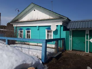 1/2 доли жилого дома и земельного участка, 47,7 кв.м + 2100 кв.м, Омская область, Тарский р-н, п. Атак 1/2 доля в праве на жилое здание, площадь: 47,7кв.м., кадастровый номер: 55:27:130201:197 и 1/2 доля в праве на земельный участок, площадь: 2100кв.м., категория земель: Земли населенных пунктов…