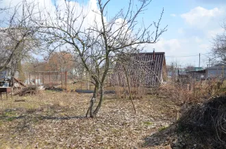 Земельный участок 133 кв.м Московская область по адресу: Московская область, г. Домодедово, с. Лямцино. Общая долевая собственность, 1\2 (50:28:0080102:1225-50/414/2025-2 17.03.2025), площадь 133 кв.м +/- 4. Свидетельство о праве наследства по закону, № 50/1-н/50-2018-4-330, выдано 18.07.2018 г…