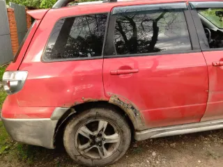 Mitsubishi Outlander 2006, VIN: JMBXRCU5W6U007811. Коррозия, сколы, вмятины, царапины по кузову. Трещина на бампере, нет крепления бампера с левой стороны. Сорваны подкрылки и молдинги по периметру кузова. Не работает ручник. Трещина лобового стекла. Плохо открывается передняя пассажирская дверь…