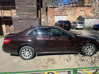 Mercedes-Benz E klasse, 2011. Автомобиль - Mercedes-Benz E klasse; год выпуска – 2011; VIN номер: WDD2120481A513751. На имущество наложены ограничения в виде запрета на регистрационные действия. Автомобиль имеет следующие недостатки: имеет очаги коррозии на задних арках, лобовое стекло в трещинах…
