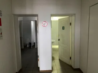 Административное здание 713.7 кв.м, хозблок, земельный участок 4385 кв.м, Ярославская область. Расположено по адресу: Ярославская область, г. Переславль-Залесский, ул. Советская, д. 22. В составе: Административное здание, в т.ч. подвал, КН 76:18:010211:50, нежилое, кол-во эт.-2, в т. ч. подземных…