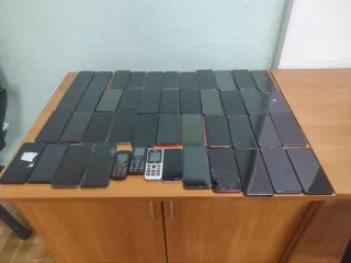 Смартфоны и мобильные телефоны 46 штук. Мобильные телефоны, смартфоны, сотовые телефоны, 46 наименований, подробнее на фото и прикреплённом извещении. Различные марки, модели и состояние. Состояние и работоспособность неизвестны. Б/у.