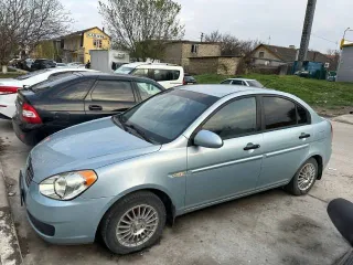 Hyundai Verna 2006 года, цвет светло-голубой. VIN: NLHCM41AP7Z035184, ПТС: 77ХА253194, госномер В326МС82. Производство Турция. Бензиновый двигатель 1.4 л (1399 см³) мощностью 97 л.с. Максимальная масса 1600 кг, снаряженная масса 1155 кг.