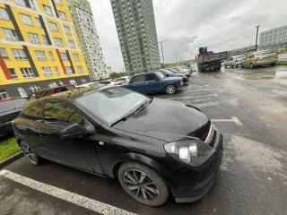 Opel Astra 2011 года, 116 л.с. VIN: XWF0AHL08B0008963, цвет черный, регистрационный номер С603СЕ96. Имеются потертости и царапины на лакокрасочном покрытии. Требуется химчистка салона.