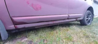 Renault Sandero 2011 года, 102 л.с. Пробег 179 000 км. Аккумулятор в неисправном состоянии. После замены масляного насоса появился стук в двигателе. Общее состояние на ходу требует уточнения при осмотре.