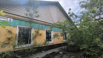 Земельный участок 607 кв.м и жилой дом 77,7 кв.м, Алтайский край, г. Рубцовск, ул. Декабристов, д. 86, назначение: жилой дом, площадь 77,7 кв.м., кадастровый номер 22:70:011111:50, земельный участок, занятый вышеуказанным зданием, вид разрешенного использования: для жилого дома, площадь 607 +/- 14…