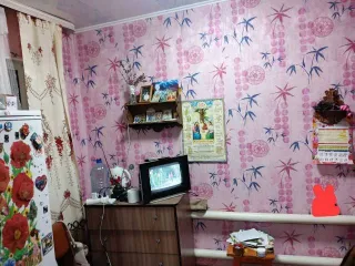 Продается 1/4 доля квартиры площадью 40.1 м² и 1/3 доля земельного участка площадью 1400 м², расположенных по адресу: Томская область, Молчановский район, село Молчаново, улица Юбилейная, дом 10, квартира 2. Кадастровый номер квартиры: 70:10:0101003:699, участка: 70:10:0101003:341.