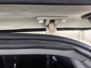 Audi Q3 2012 года, 211 л.с., пробег 275 004 км, полный привод, автоматическая коробка передач. VIN: WAUZZZ8U2CR042451. Автомобиль на ходу. Гул заднего ступичного подшипника (новый подшипник в комплекте). Имеются мелкие сколы и царапины по кузову.