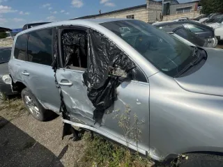 Volkswagen Touareg 2004 года выпуска, VIN: WVGCM77L64D046419, рег.знак Е656AY ABH, цвет серебристый. За скрытые дефекты (отсутствие каких-либо деталей салона, и пр.) имущества Продавец ответственности не несет. Приобретенное покупателем имущество возврату и обмену не подлежит. Транспортное средство…