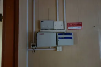 Мобильное здание-блок контейнер 30 кв.м с коммуникациями площадью 30 м2, место нахождение РХ, Алтайский район, село Белый Яр, ул. Кирова, дом 10. Территория отгорожено металлическим забором. Подведены коммуникации: наружные сети водопровода, протяженность 32,4 м и наружные сети канализации…
