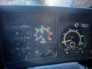 Scania 113 1992 года. Грузовой седельный тягач. На ходу или нет — неизвестно. Дефекты ЛКП, ржавчина, течь воды в салон, масляное запотевание в районе гидроцилиндра подъема кабины. Более подробное техническое состояние выясняйте самостоятельно в ходе осмотра.