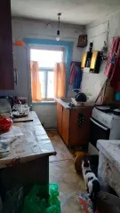 Жилое здание площадью 37.8 кв.м с кадастровым номером 42:34:0104010:18 расположено по адресу: Кемеровская область, Таштагольский район, город Таштагол, улица Геологическая, дом 25. Размер доли в праве 1/6. Земельный участок площадью 1028 +/- 11.22 кв.м с кадастровым номером 42:34:0104010:14…