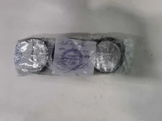 Пневматический газобаллонный пистолет Stelker ST-41061B/STB серия и номер "Cal.4,5 BB" с руководством по эксплуатации. Банка с 621 стальной сферической пулькой 4,5 мм. Газовый баллон "Quarta Air Strike". Пневматический пистолет Umarex Clook-22 с газовым баллоном. Три баночки с пулями.