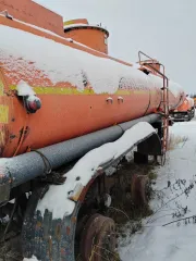 Нефаз 96742-03 2010 года, полуприцеп-цистерна оранжевого цвета. VIN: X1F96742BA0001118, госномер: АР584786. Имеет множественные сколы, местами коррозию, отсутствуют все колесные диски и резина.