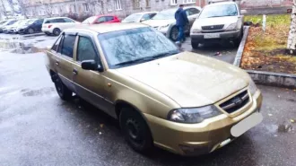 Автомобиль Daewoo Nexia GLE, 2011 года выпуска, государственный регистрационный номер Х825АК142. Кузов со следами коррозии на арках, дверях, порогах и капоте, также есть трещина на ветровом стекле и сколы. Установлена защита ДВС и КПП, не работает стрелка указателя скорости (необходима замена…