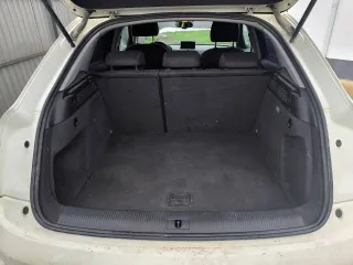 Audi Q3 2012 года, 211 л.с., пробег 275 004 км, полный привод, автоматическая коробка передач. VIN: WAUZZZ8U2CR042451. Автомобиль на ходу. Гул заднего ступичного подшипника (новый подшипник в комплекте). Имеются мелкие сколы и царапины по кузову.